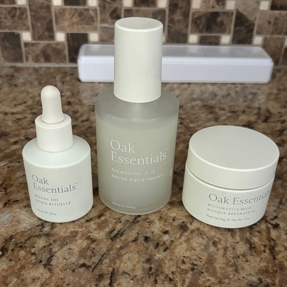 Set a three Oak essential beauty products. This is the ritual oil,  serum ,mask.